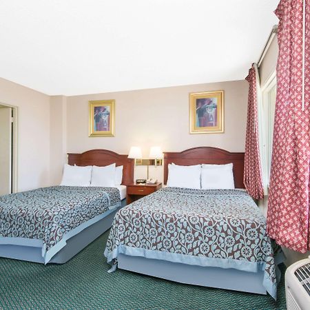 Days Inn & Suites By Wyndham Wichita East Dış mekan fotoğraf