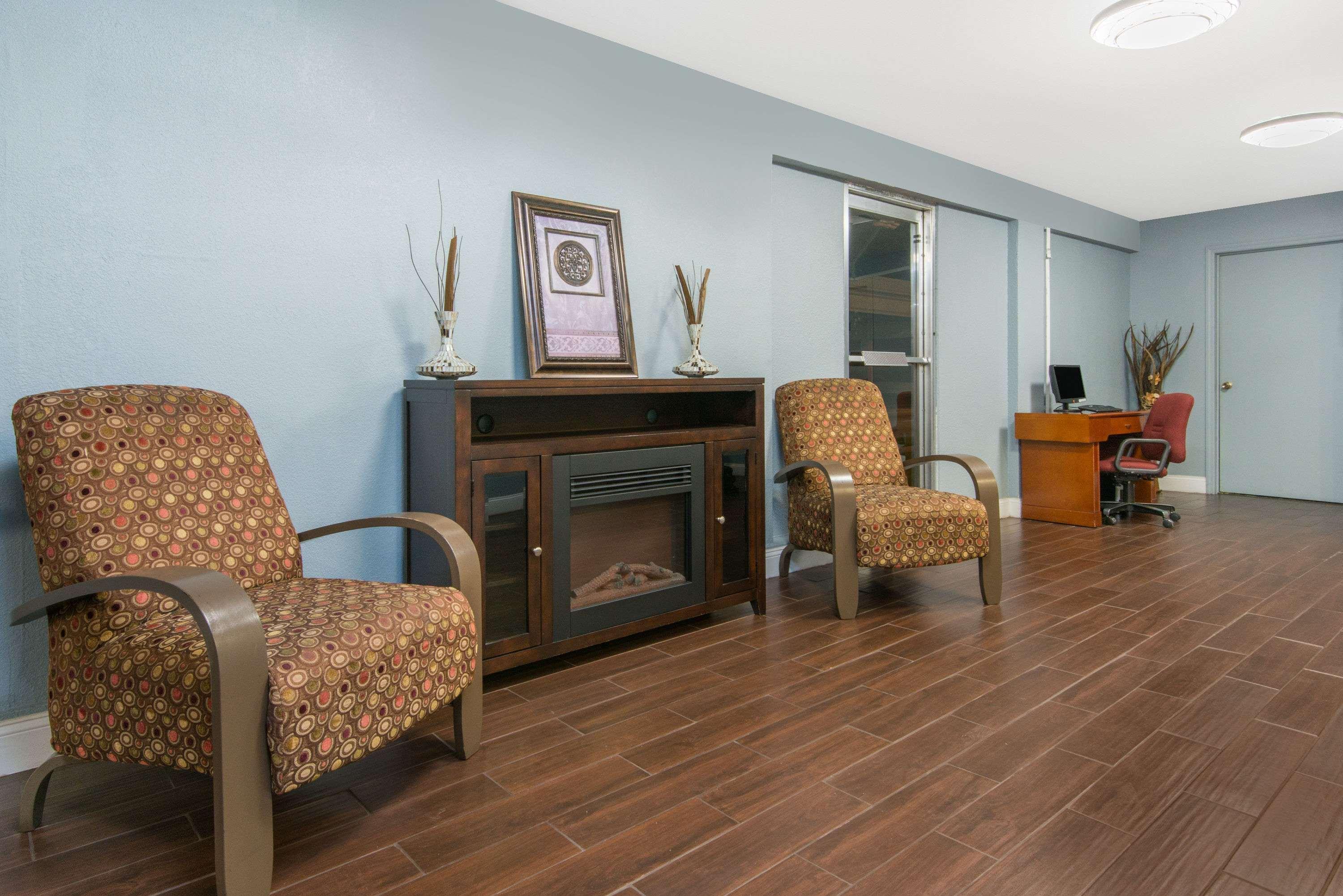 Days Inn & Suites By Wyndham Wichita East Dış mekan fotoğraf