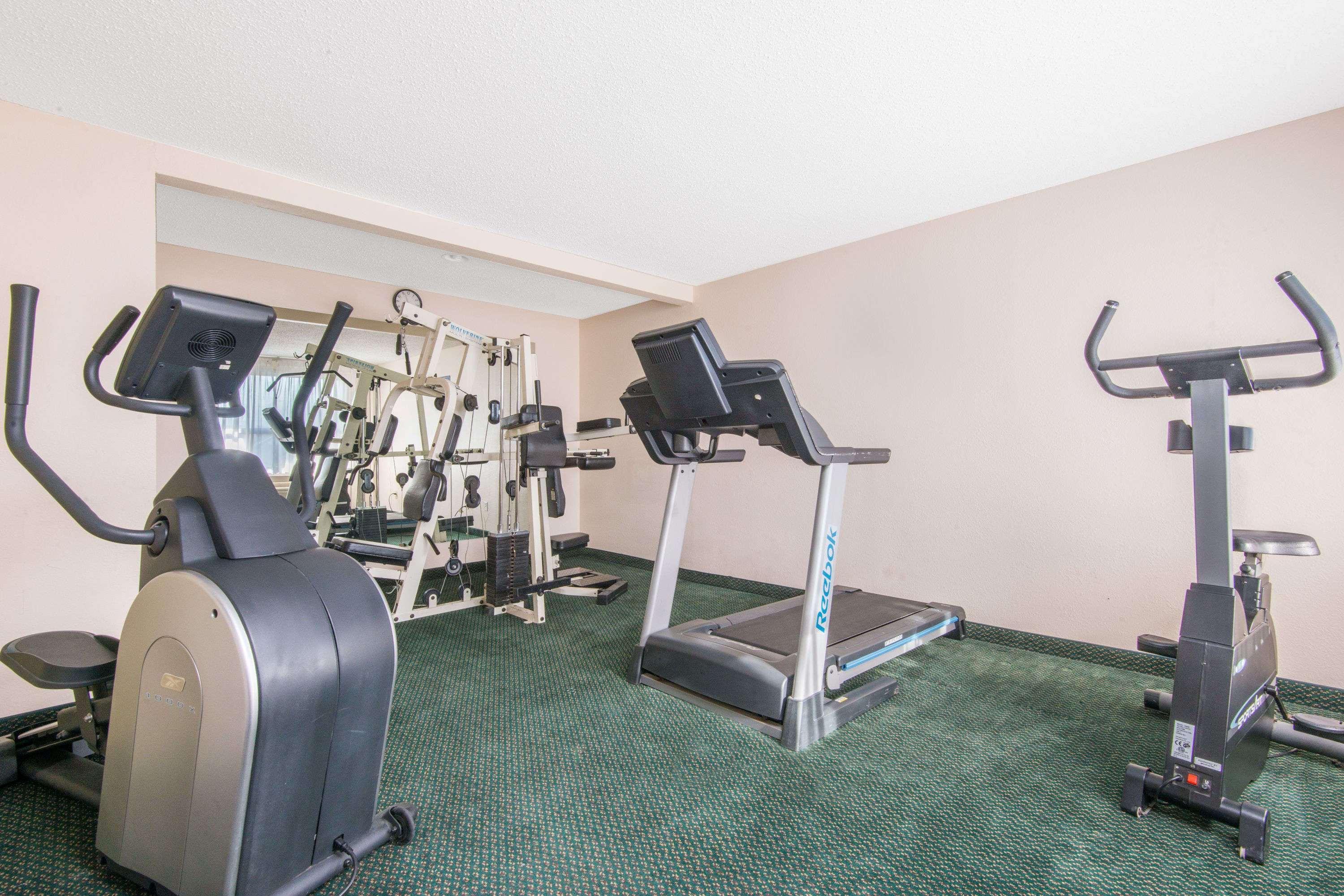 Days Inn & Suites By Wyndham Wichita East Dış mekan fotoğraf