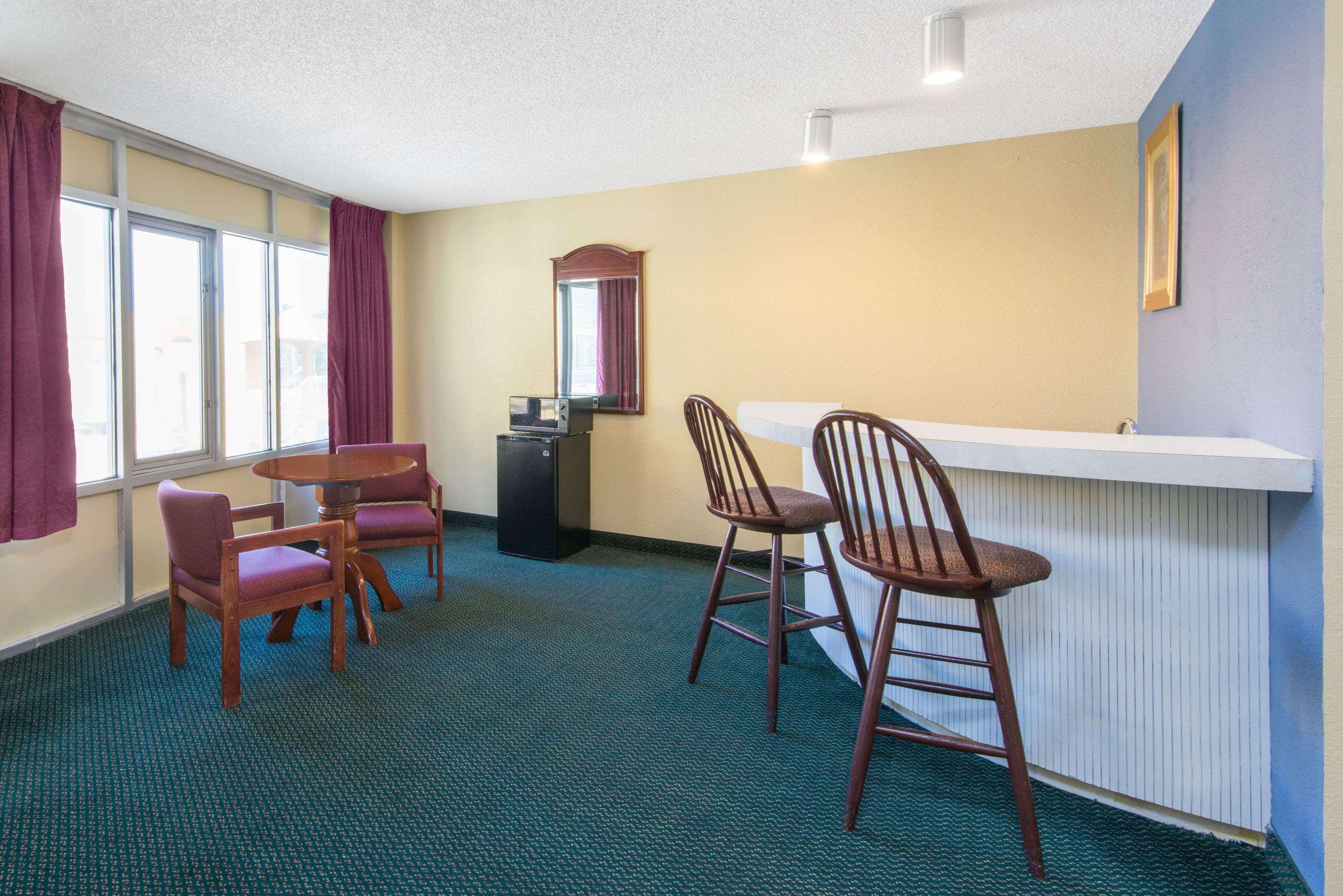 Days Inn & Suites By Wyndham Wichita East Dış mekan fotoğraf