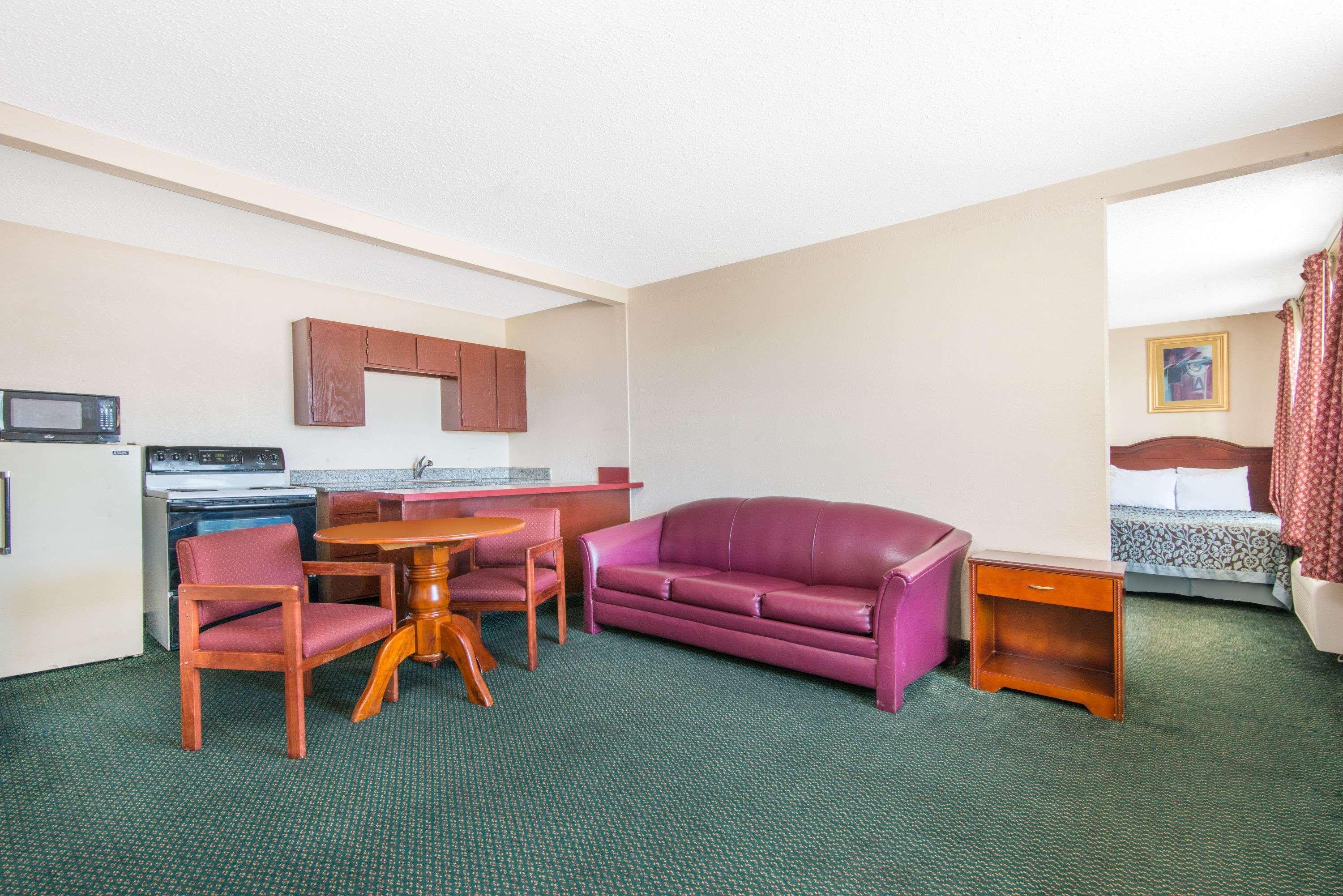 Days Inn & Suites By Wyndham Wichita East Dış mekan fotoğraf