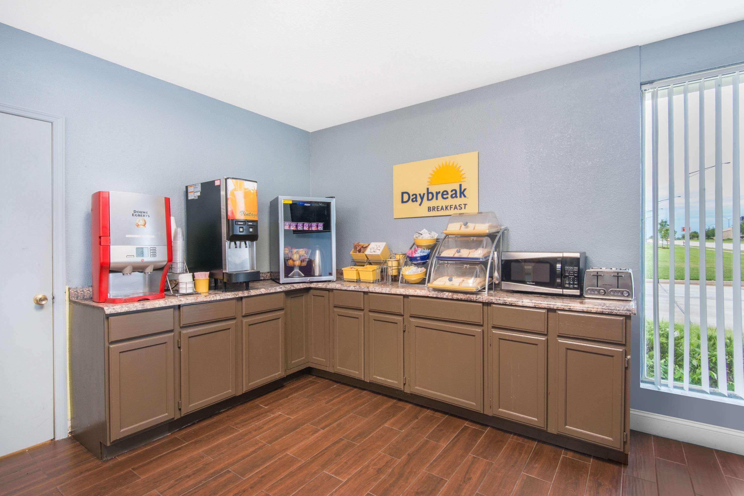 Days Inn & Suites By Wyndham Wichita East Dış mekan fotoğraf