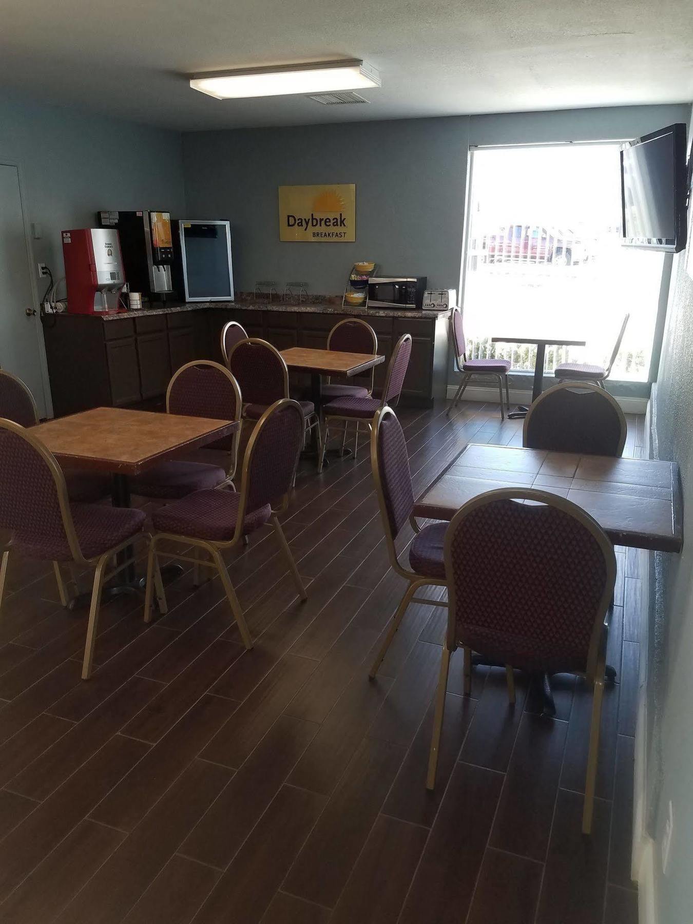 Days Inn & Suites By Wyndham Wichita East Dış mekan fotoğraf