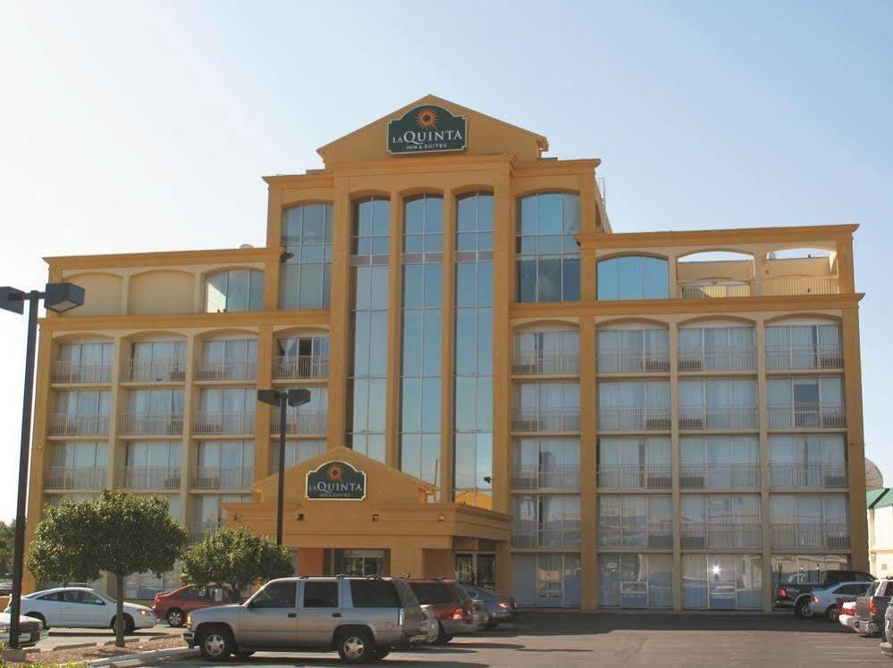 Days Inn & Suites By Wyndham Wichita East Dış mekan fotoğraf