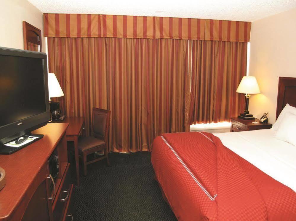 Days Inn & Suites By Wyndham Wichita East Dış mekan fotoğraf