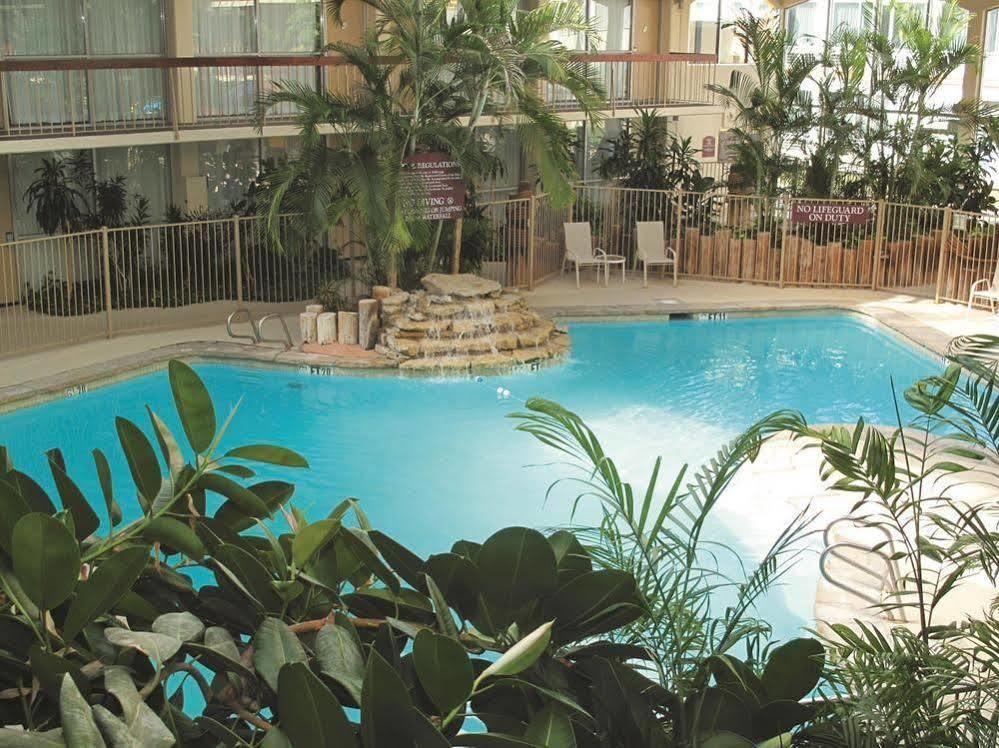 Days Inn & Suites By Wyndham Wichita East Dış mekan fotoğraf