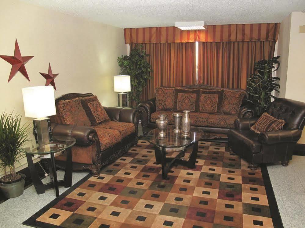 Days Inn & Suites By Wyndham Wichita East Dış mekan fotoğraf